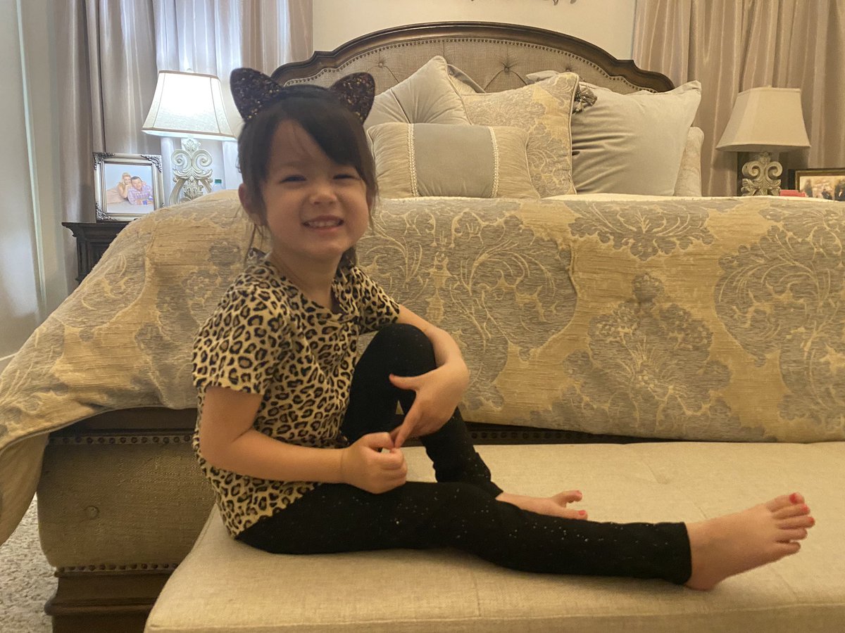 Yeag3er's tweet photo. #weekendupdate Look at this #cute cat that came to visit us this weekend! #Love #Lala #Smile https://t.co/wFCKtrL3JE