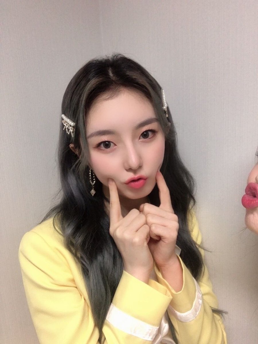 JuhyeonFR's tweet photo. ↳『 Twitter 』『 26.11.21 』

[📸] 

Je suis un chat robot ! 😛😼
(avec les lèvres de NAYOUNG)

#LIGHTSUM #라잇썸 
#주현 #JUHYEON 
#LightAWish #라잇어위시 #VIVACE

@CUBE_LIGHTSUM https://t.co/XLusNt4Szl