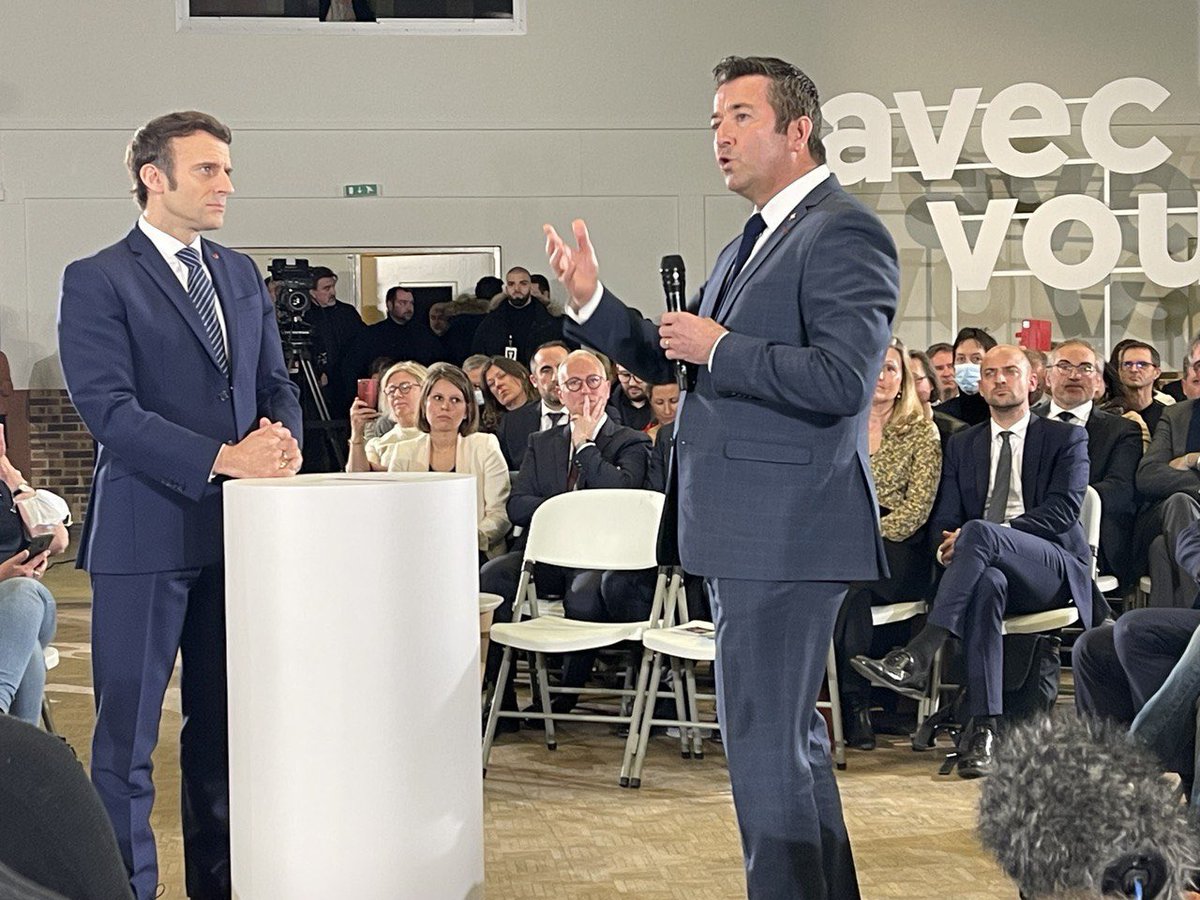 dawevungbo's tweet photo. C’est une chance d’accueillir le CANDIDAT ce jour à #Poissy 

Prête pour la campagne !
#EmmanuelMacronavecvous https://t.co/Zq4BUilaYQ