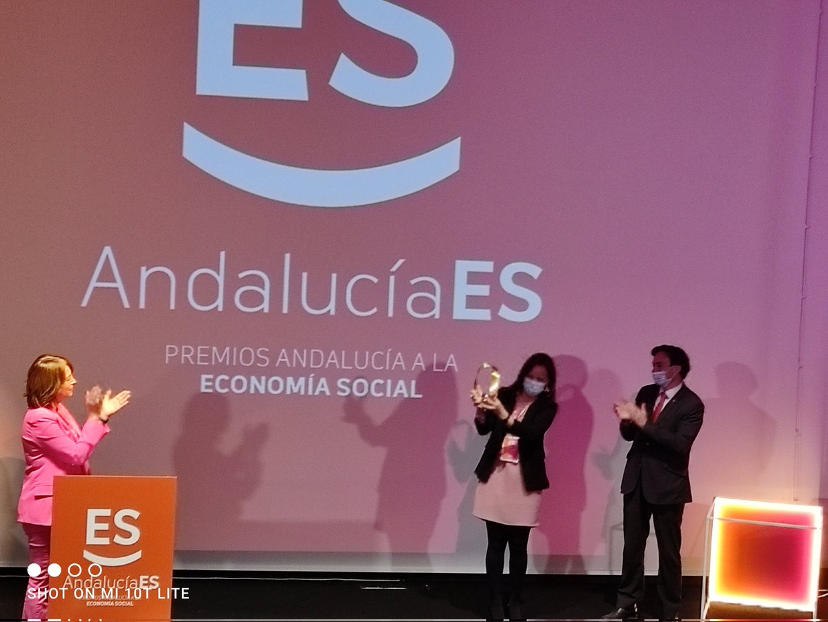 AMECOOP_'s tweet photo. MUCHAS GRACIAS a @EmpleoJunta por el premio al mejor proyecto realizado por y para #mujeres 🏆 que otorga a @AMECOOP_ en los I #premiosAndaluciaES 

🧩 Damos respuestas y👏 creamos oportunidades

#empresarias #cooperativistas #empleo #8M #8Mcoop @JAgustinGonzal1 @cpereamoreno https://t.co/FaCaPs7L02