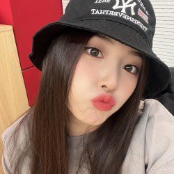 jiwoopics_'s tweet photo. she looks so good with that hat https://t.co/PiSzX3DGdF