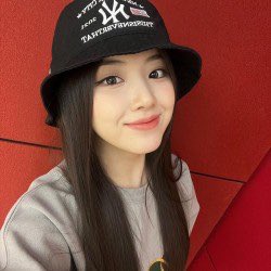 jiwoopics_'s tweet photo. she looks so good with that hat https://t.co/PiSzX3DGdF