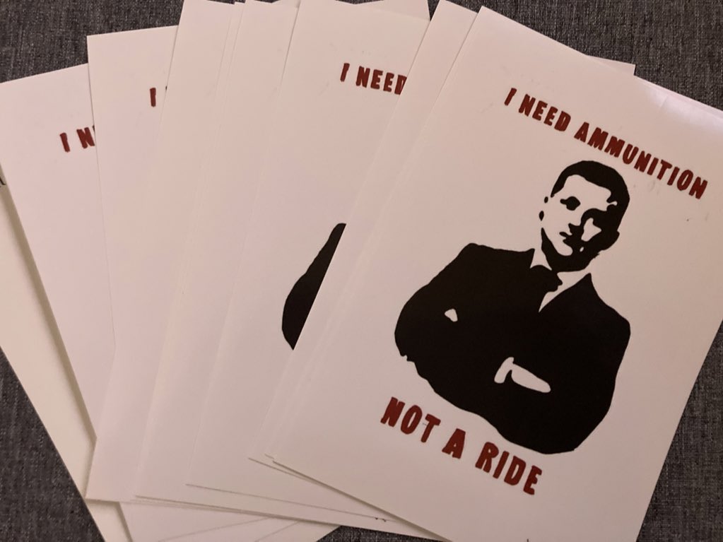 Werte Gefolgschaft!
Wissen Sie, was Aufkleber sind?!
Die Menschin sagte nur, dass wir nicht zu nah mit unserem Plüsch daran gehen sollen… 😾
Aber den Mann, den kennen wir aus dem Fernsehen. Er ist ganz mutig und tapfer, so wie auch @der_gerichtshof!😻

 artfabrik.de/products/stand…