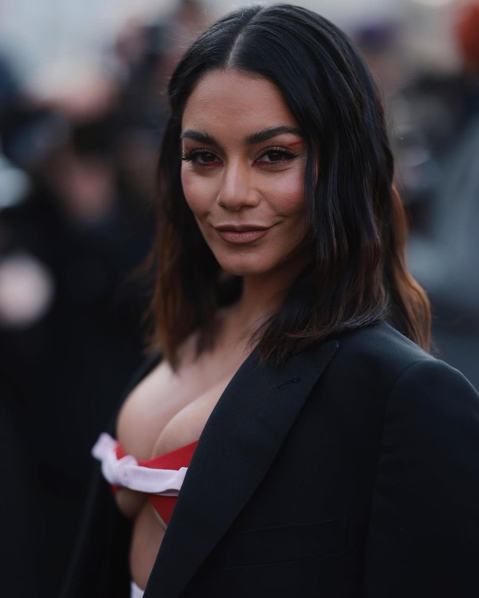 SourceHudgensFR's tweet photo. 📸| Vanessa Hudgens au défilé Giambattista Valli Womenswear à la Fashion Week @ Paris - 7 mars. https://t.co/U78RMVmuyn