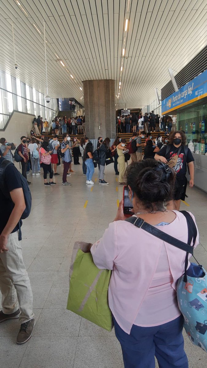 Train_of_dream's tweet photo. @metrodesantiago cuando van a poner otra caja en san Joaquín? Las filas para cargar el pase son demasiado largas https://t.co/Dj6zMRLATx