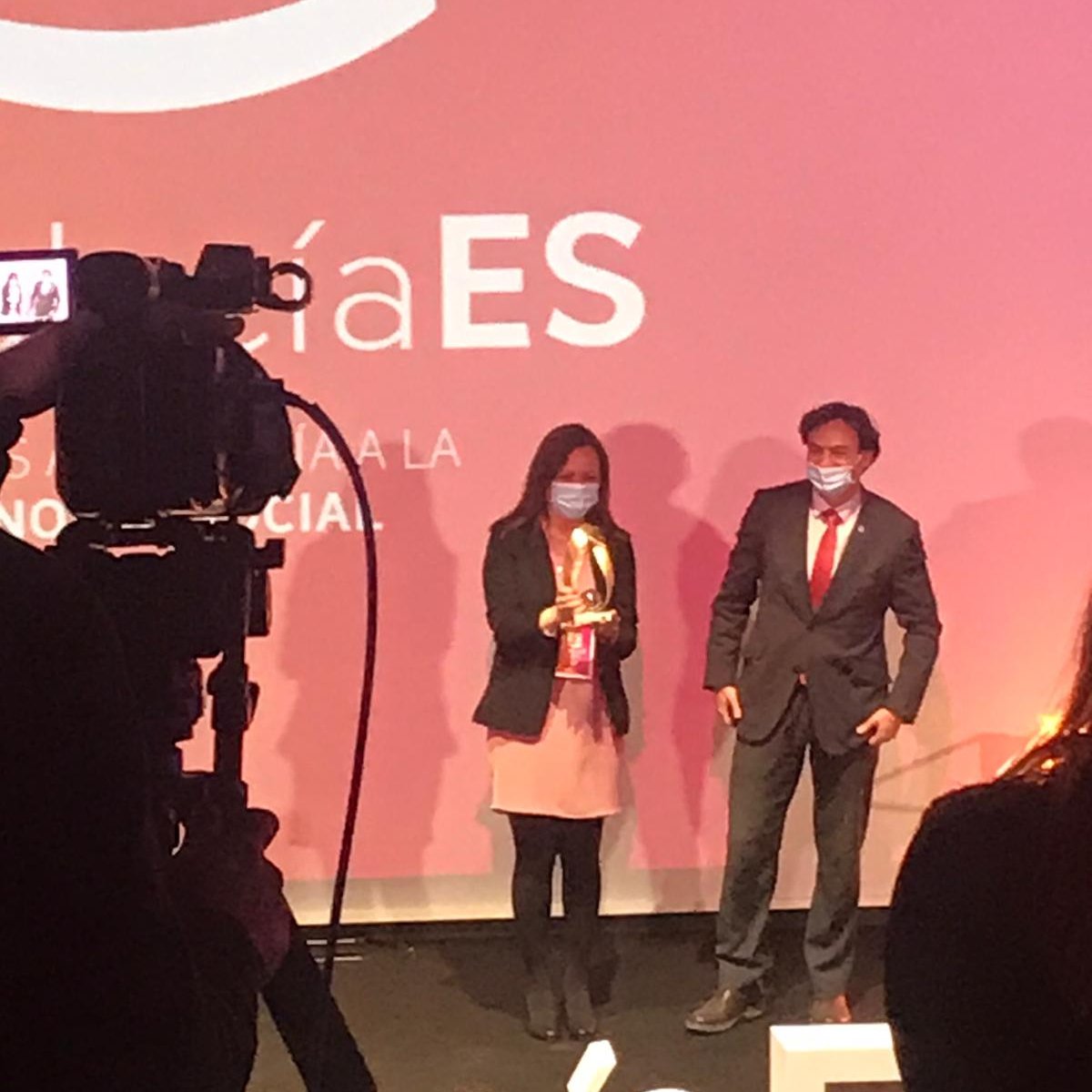 AMECOOP_'s tweet photo. MUCHAS GRACIAS a @EmpleoJunta por el premio al mejor proyecto realizado por y para #mujeres 🏆 que otorga a @AMECOOP_ en los I #premiosAndaluciaES 

🧩 Damos respuestas y👏 creamos oportunidades

#empresarias #cooperativistas #empleo #8M #8Mcoop @JAgustinGonzal1 @cpereamoreno https://t.co/FaCaPs7L02