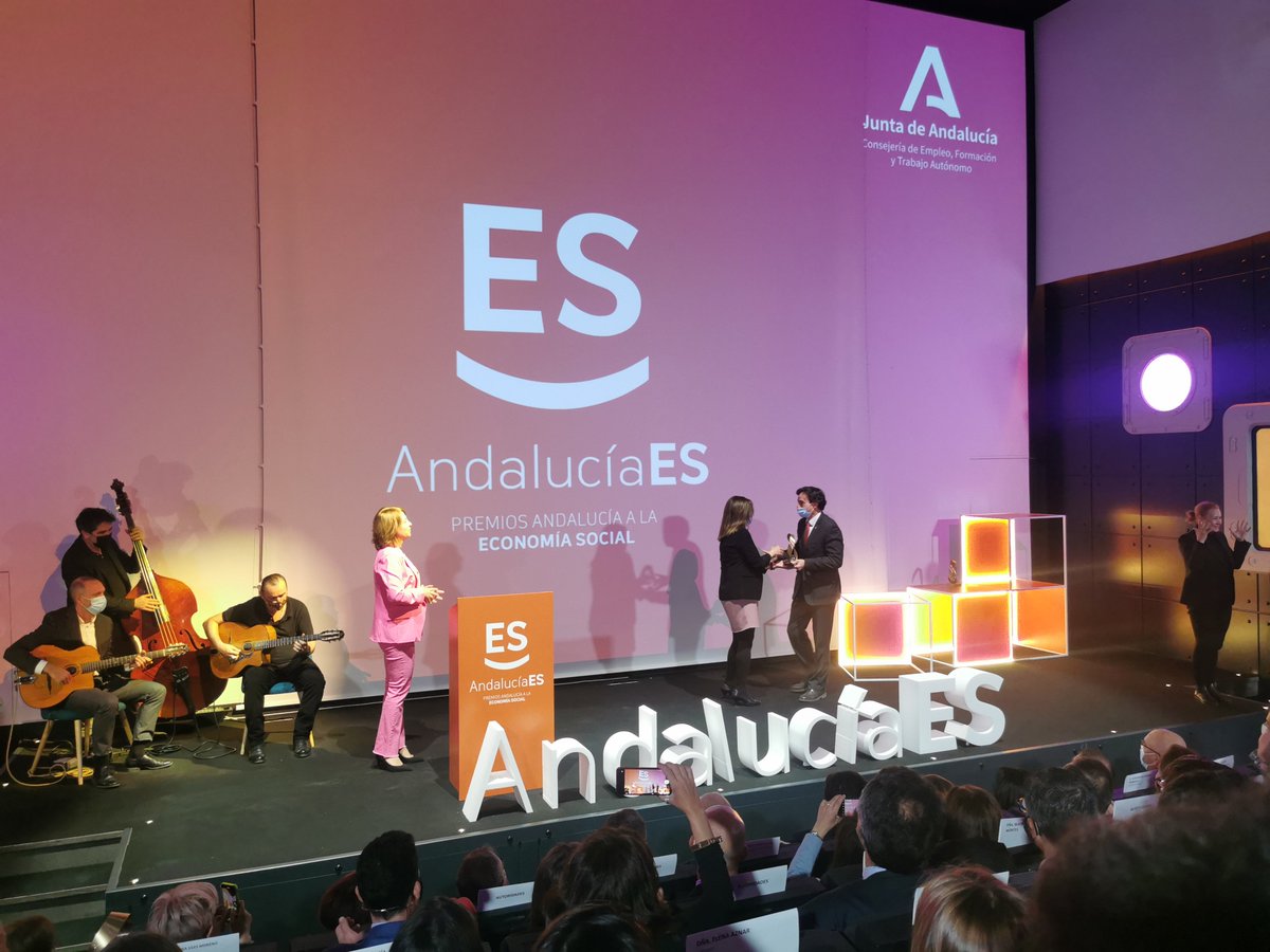 AMECOOP_'s tweet photo. MUCHAS GRACIAS a @EmpleoJunta por el premio al mejor proyecto realizado por y para #mujeres 🏆 que otorga a @AMECOOP_ en los I #premiosAndaluciaES 

🧩 Damos respuestas y👏 creamos oportunidades

#empresarias #cooperativistas #empleo #8M #8Mcoop @JAgustinGonzal1 @cpereamoreno https://t.co/FaCaPs7L02