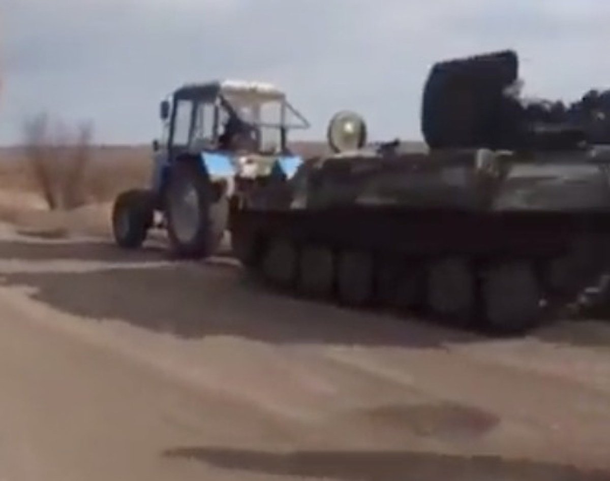 Joanhussey1's tweet photo. @ZTPetrizzo Meanwhile, Ukrainian Tractor Corps on the move, liberate broken down Russian armored vehicles.
#ForagingParty https://t.co/bFW2Dx3xZT
