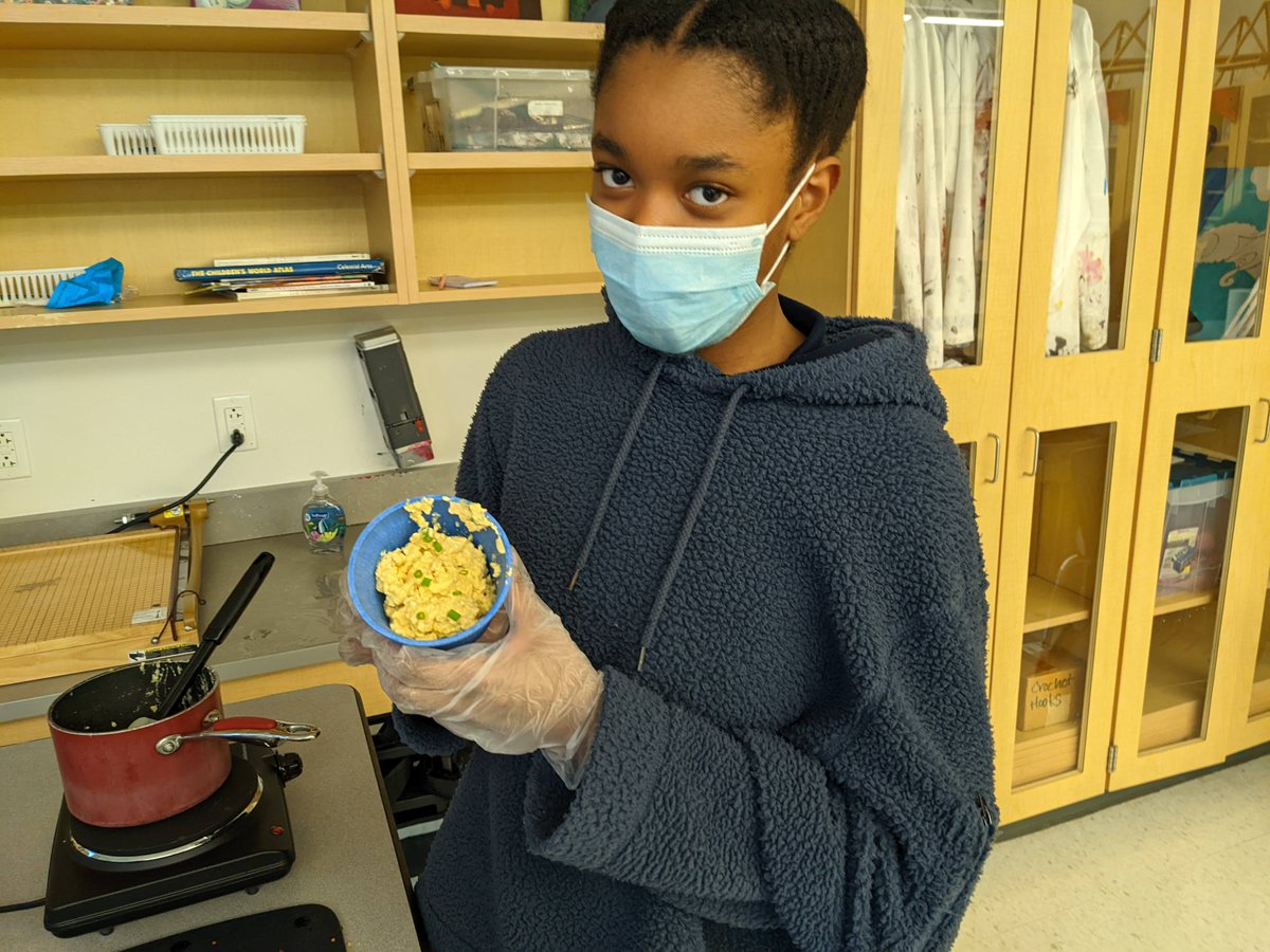 achievement1st's tweet photo. Order up!๐ฉ๐พโ๐ณ The AF Amistad High School cooking club, which began as a virtual club last year, is now live and in person! Check out our kiddos making delicious dishes! ๐ณ๐ฒ๐๐
#AchievementFirstSchools #ChooseJoy https://t.co/L9h6FGJE7K
