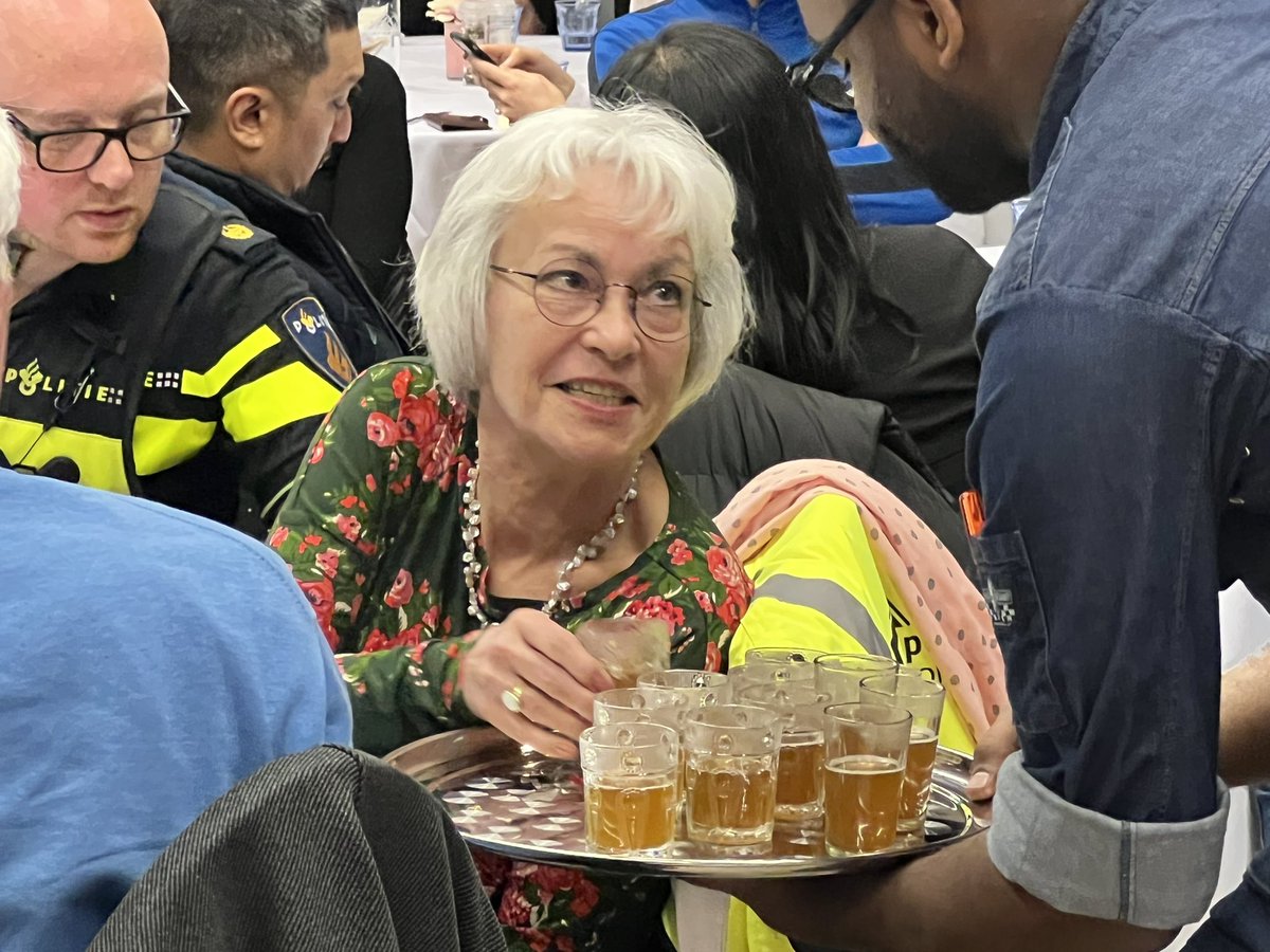 📷 LIVE uit Huis van de Wijk "Hillevliet" 

Een volle zaal met bewoners die vanavond per buurt in gesprek gaan met burgemeester Aboutaleb van n de stuurgroep. Wat gaat er goed en vooral wat kan er beter? 

#StuurgroepVeilig #TeamHillesluis