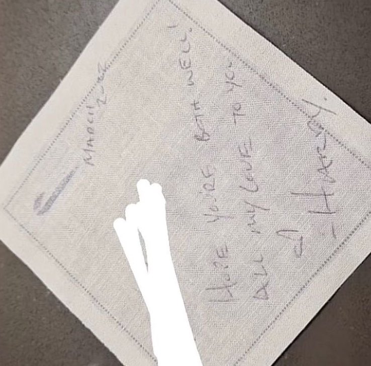 📸| Harry acaba de firmar un autógrafo al padre de una fan que coincidió en un vuelo con él. “Marzo 2-22
Espero que estén bien, todo el amor 
- Harry.” 
© aaikosss