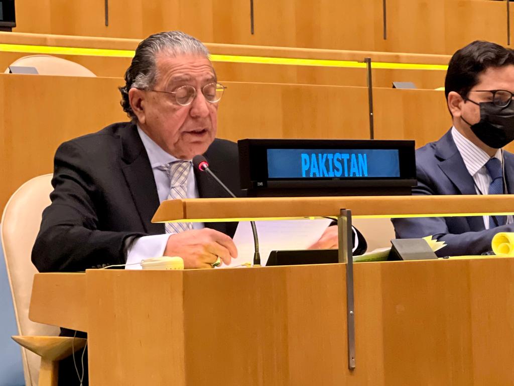 PakistanUN_NY's tweet image. Ambassador Munir Akram, @PakistanPR_UN delivering the statement, during an Informal Meeting of the Inter-Governmental Negotiations #IGN on the Question of Equitable Representation on &amp;amp; Increase in the Membership of the Security Council #UNSCReforms