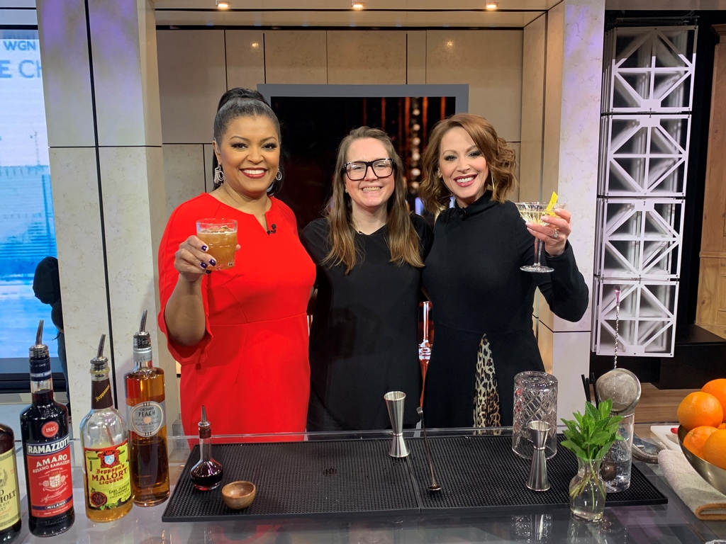 There's a new kid in town on the restaurant/bar scene. @thealbionmanor opens this month in the Lincoln Park neighborhood. They made us some signature cocktails. 
wgntv.com/daytime-chicag…
@amyrutledgetv @tonyafrancisco 
#312food #chicagofoodie #chicagofoodscene #chicagofoodies