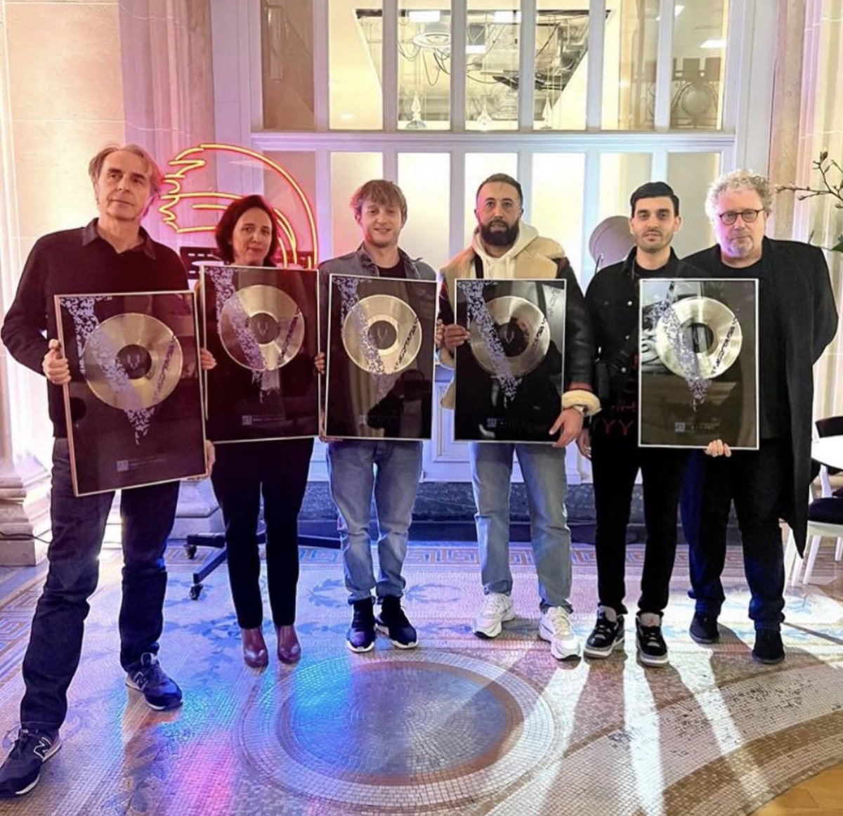 ValdPunchs's tweet photo. PLATINEEEEE 💿 
@vald_ld @EchelonRecords_ https://t.co/cD6tk13DcS