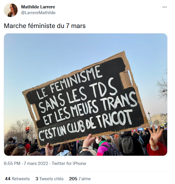 OhOceane's tweet photo. Le sexisme c'est exactement ça: renvoyer la femme à une activité vu comme féminine et passéiste (le tricot), si elle ne se soumet pas à l' injonction éminemment patriarcale de trouver cool la prostitution et de considérer les femmes trans comme de meilleures femmes. https://t.co/peQQ6NHGl4