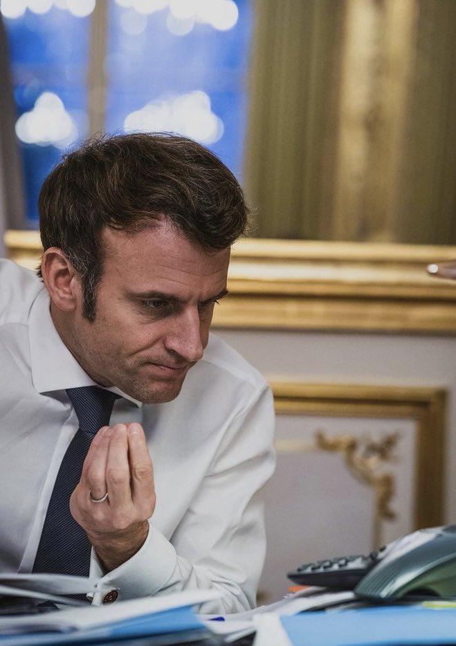 so_mkb's tweet photo. dire que Macron il aura des photos comme ça dans les manuels d’histoire géo de nos gosses ils vont devoir étudier les émotions des photos https://t.co/3Bx8JWprn6