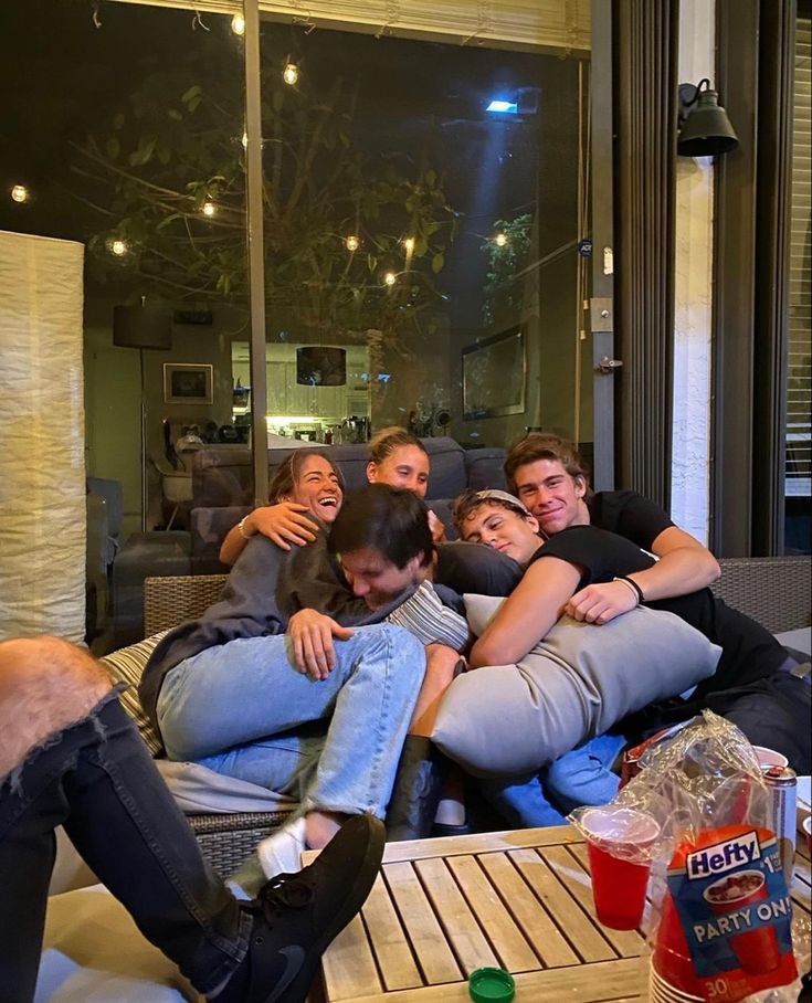 feliz vuelta al sol,p vic, eres mi mejor amiga.

no sé que haría sin ti, y sin la maravillosa suerte de rodearnos de nuestra familia 

[<a href="/tyronszym/">¿téo?</a>]