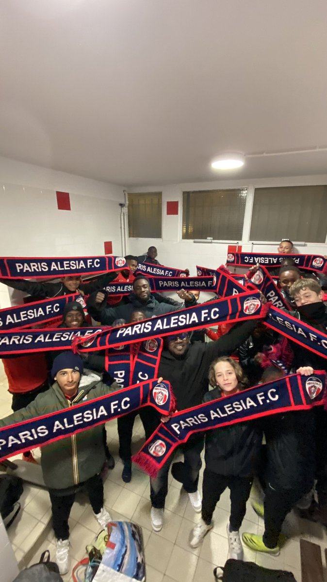 Tous unis derrière notre CLUB 🔵🔴

La direction du club et notre présidente nous font cadeaux de belles écharpes 🧣 

Les u14 sont les premiers servis 😄
<a href="/D75foot/">District de Paris de Football</a> <a href="/LPIFF75/">Ligue de Paris Île-de-France de Football</a> @carine_petit