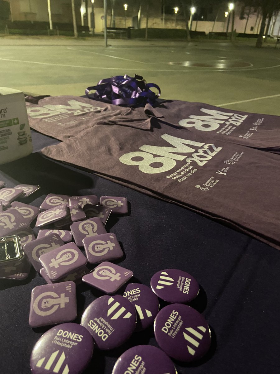 oriol_bossa's tweet photo. A les portes del #8M ens impliquem amb les dones d'@ERCSantFeliu per reivindicar un present feminista. Un plaer sentir-vos i aprendre al vostre costat. #SantFeliu #8M #implicades https://t.co/PyEVPMOjqr