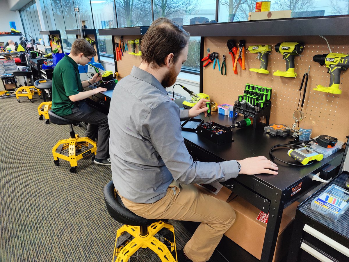 ResGreenGroup's tweet photo. $RGGI team members performing final preparations on an order of #wirelessstacklights being shipped out to one of our clients today!

#ResGreenGroup #wirelessstacklights #Industry4.0 https://t.co/llB1utAXj6