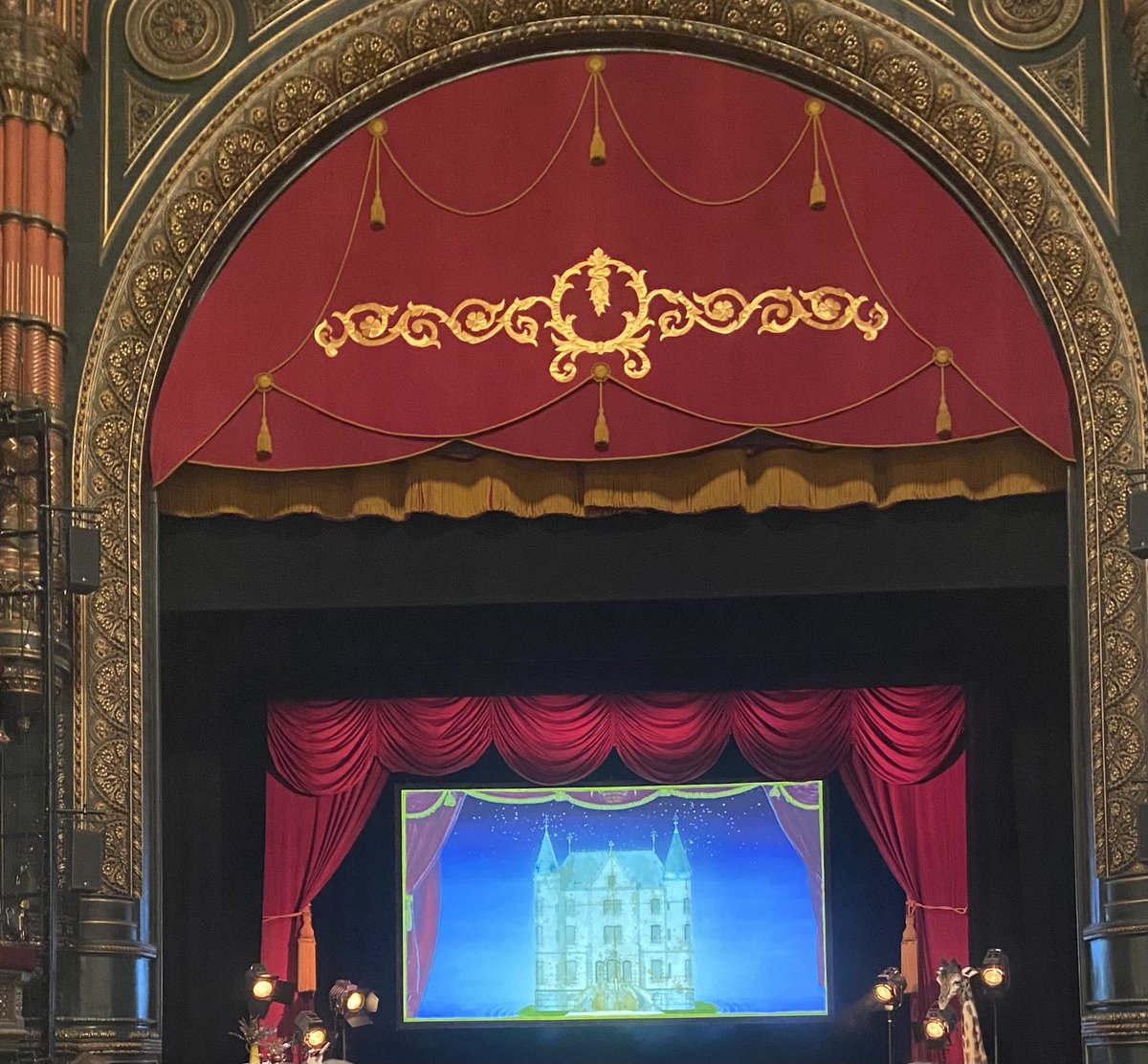Another fab evening learning all about life at the château and their lives @leedsgrandtheatre last night! Thank you ⁦@dickstrawbridge⁩ , always entertaining!. See you again soon I hope #escapetothechateau