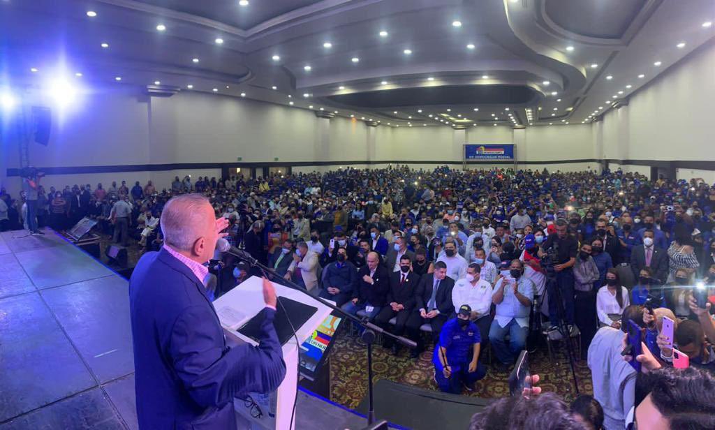 manuelrosalesg's tweet photo. En el @partidoUNT estamos de pie con la frente en alto, con  más bríos que nunca y en la calle organizados con el mismo entusiasmo que siempre nos ha caracterizado, porque nos mueve la pasión, la lucha  y el cambio  por nuestro país #7marzo https://t.co/0ODHiKhupO