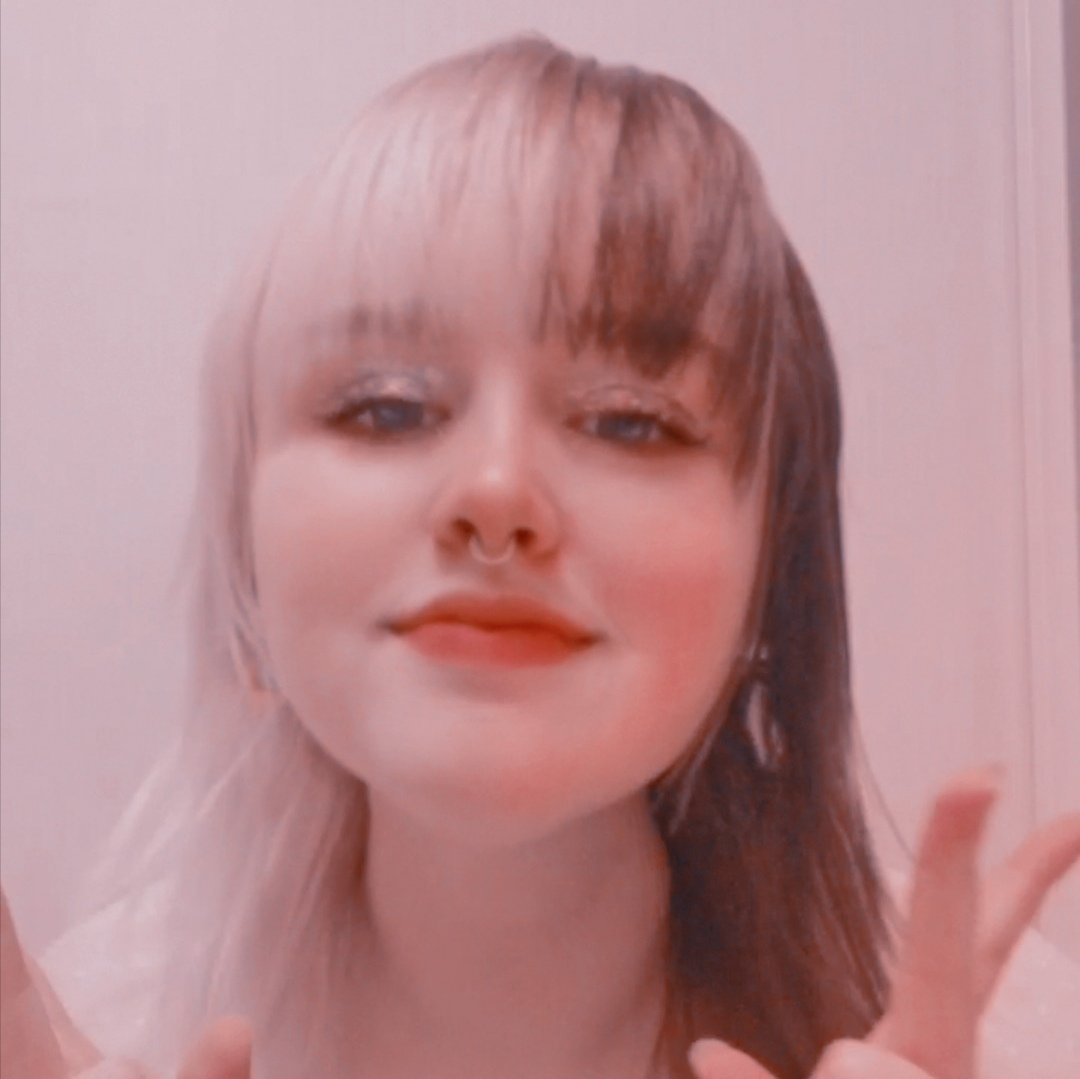 ⠀
╱  VERY  happy  munday  !!  ♡  even  did  my  euphoria—ish  make—up  for  y'all  .  :D 
⠀