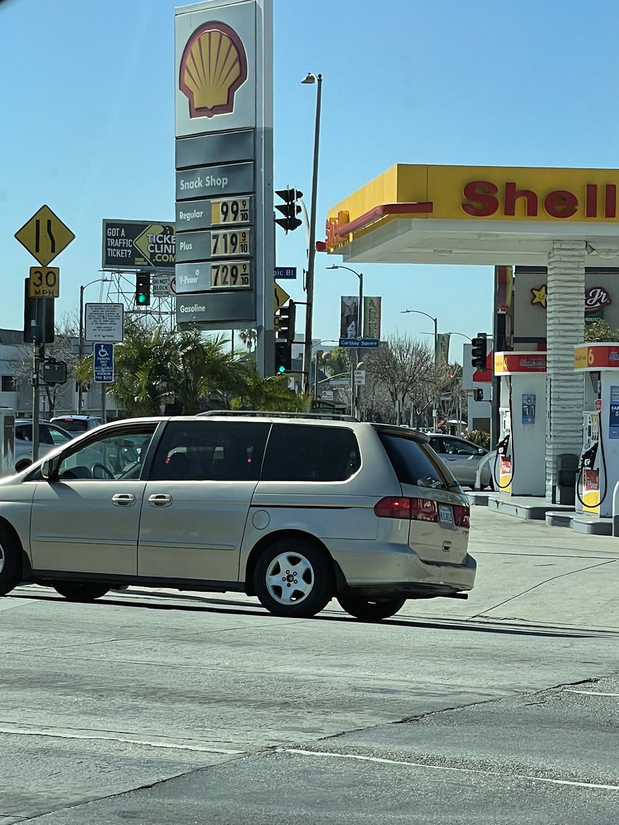 GaryGerrity's tweet photo. Gas prices in Los Angeles. https://t.co/eocefnx2qI
