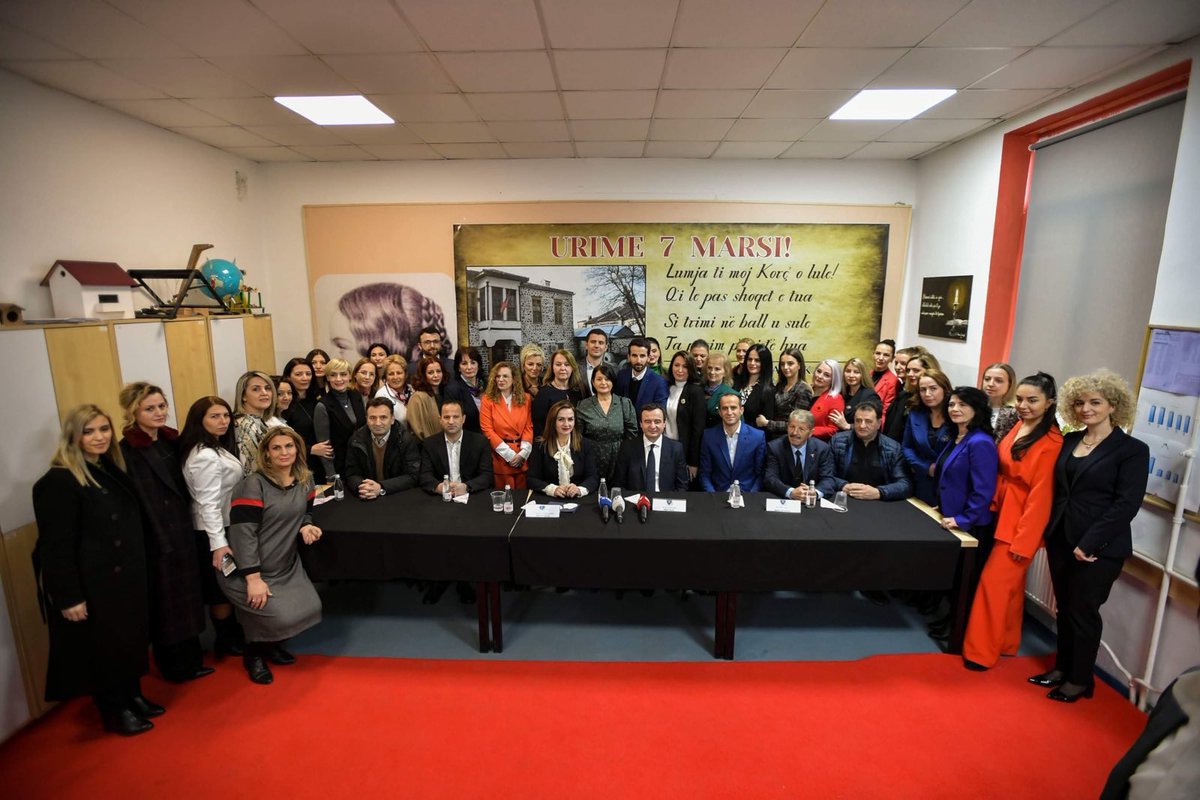 arberienagavci's tweet photo. Gratitude for all teachers! 🌹

Together w/ PM @albinkurti we placed a plaque on the house of Ibrahim Gashi, where during the years 91-99 students of Prenk Jakova held their lessons. 

We also visited ‘Elena Gjika’ where we congratulated all teachers in 🇽🇰 on their day. https://t.co/iHtbSnQ6L2