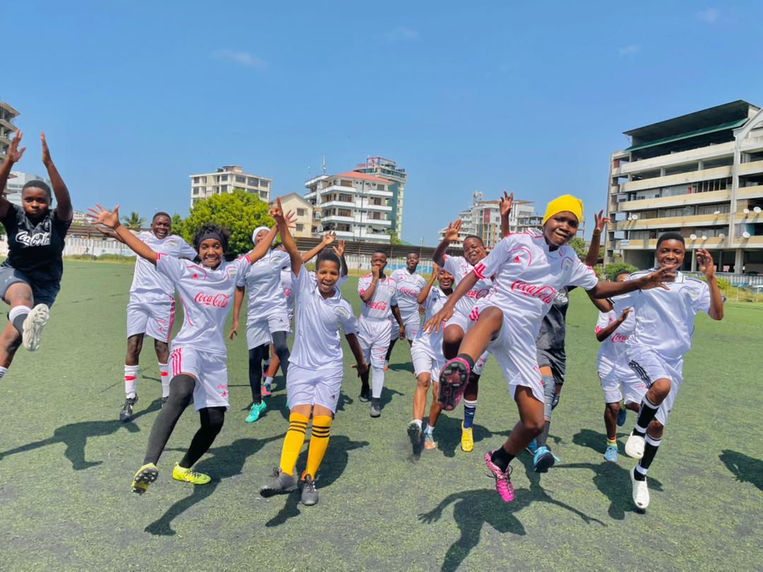 In celebrating #IWD2022 @UN_Women #Tanzania was proud to partner with @globalpeacetz @Tanfootball to challenge biases and raise awareness on #GBV in women's football in Tanzania.
#EndGBVinWomensFootball
#sokalawanawaketz #pingaukatili