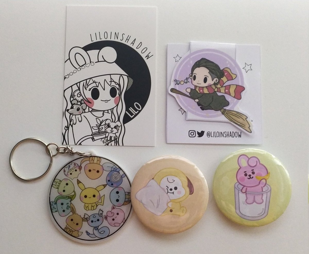 dalnayart's tweet photo. También le cogí a @liloinshadow estas chapitas y llaveros preciosos! Gracias por el punto de libro 🥺💜 https://t.co/bLBKbCQalS