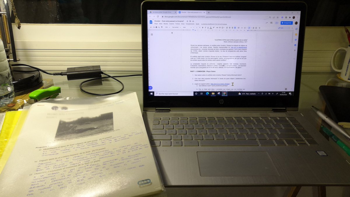 RusoCarlota's tweet photo. Dilluns 21:46,després de 6 hores lectives, preparant la unitat didàctica sobre l'actual guerra d'Ucraïna per l'alumnat de Batx. I 60 exàmens de batxillerat esperant ser corregits... #lajornadadocent https://t.co/LWrh6aP9eW