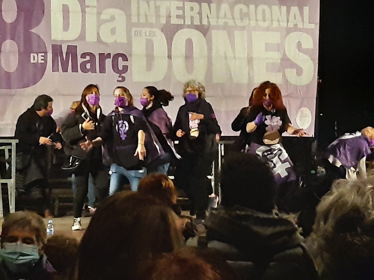 PD_PratLl's tweet photo. Després de dos anys, avui hem celebrat l'acte institucional anticipat amb motiu del #8M2022 #DiaInternacionaldelesDones a plaça Catalunya amb la participació de moltes entitats I @CastellersPrat que han fet un pilar alçat per dones @ElPratPersones https://t.co/23ueG9hCQQ