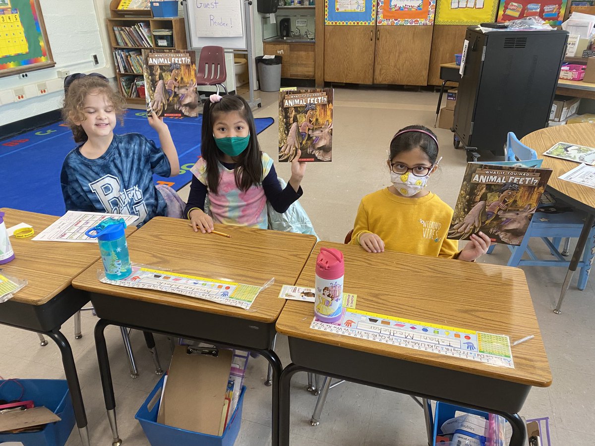 MrsSadaphal108's tweet photo. What a GREAT start to PARP week! A very special grandparent came in as our guest reader and the class was wild about their bracelet, bookmark and book from our amazing PTA! ⁦@BGreenSchool⁩ ⁦@emeadowschools⁩ https://t.co/Vx6fqvyUbK
