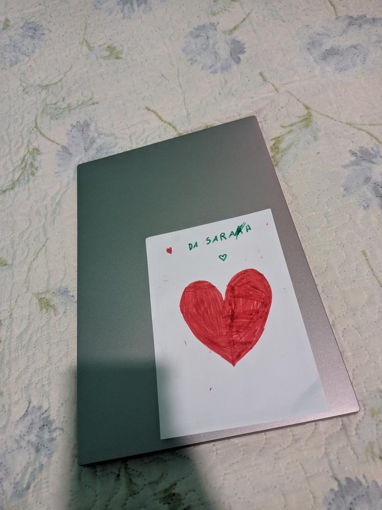 atrixbs's tweet image. As vezes fico pensando que nunca recebi boiolagem de namorado como cartas e etc.
Mas aí minha priminha vem aqui em casa e toda vez que entro no meu quarto tem um desse espalhado pelo quarto 😍❤️🥺💕