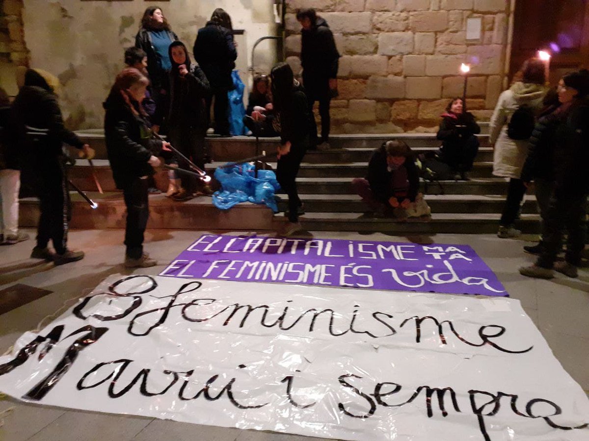 #8M2022 | Comencem la cobertura informativa de la vaga feminista i les mobilitzacions del 8 de març. Aquest vespre, entre altres, s'han fet marxes de torxes a #Berga i #Terrassa. Ho podeu seguir en aquesta peça que anirem actualitzant durant 24 hores directa.cat/la-vaga-genera…