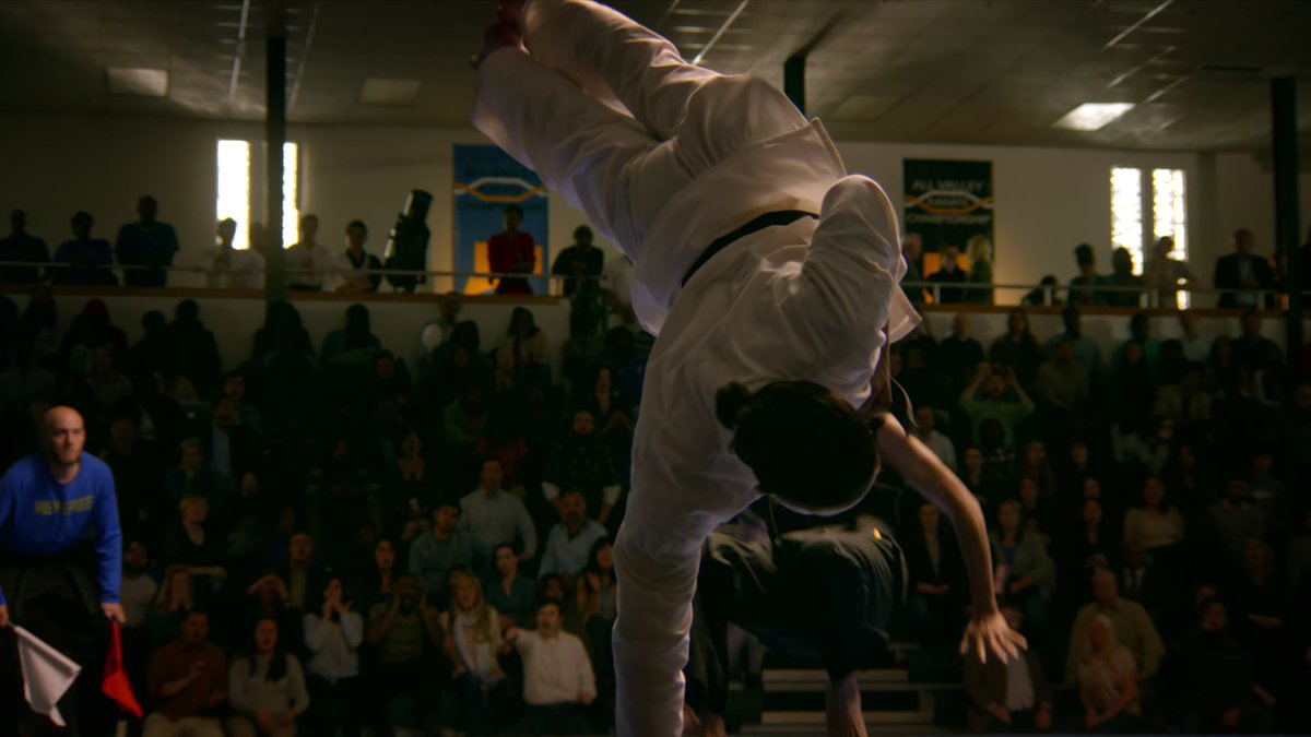 "Uma das últimas coisas que o Sr. Miyagi me ensinou. O chute mais poderoso do karatê Miyagi-do."

"E como e que se faz?"

"Queria poder te mostrar mas só o Sr. Miyagi sabia fazer."

Robby Kenne e um prodígio! Eu aposto que o Sr. Miyagi ficaria orgulhoso