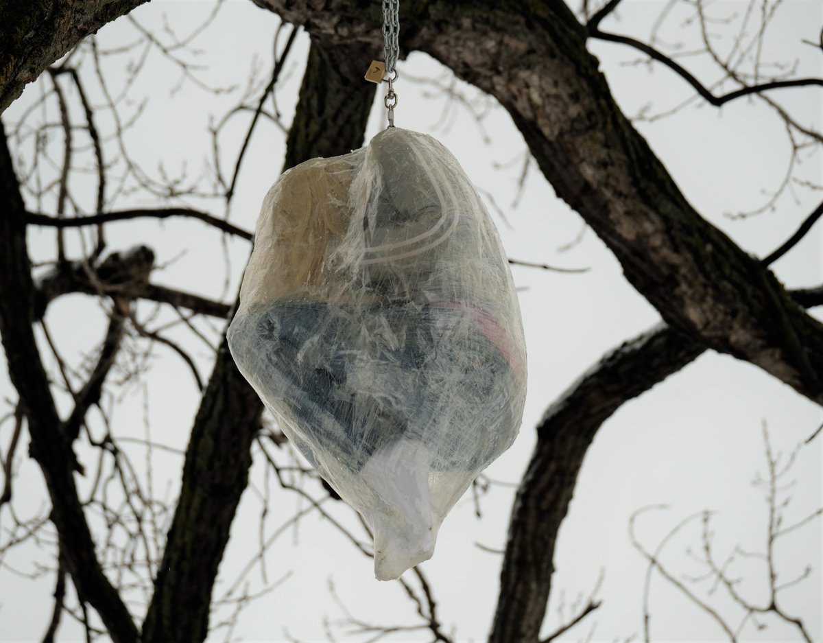 DLVisionMode's tweet image. Cette intrigante sculpture intitulée Chrysalis est l&apos;oeuvre de l&apos;artiste américain Mark Jenkins et est visible dans le parc Cartier-Brébeuf dans le cadre de la Manif d&apos;Art : Les illusions sont réelles #Quebec #manifdart #parccartierbrebeuf