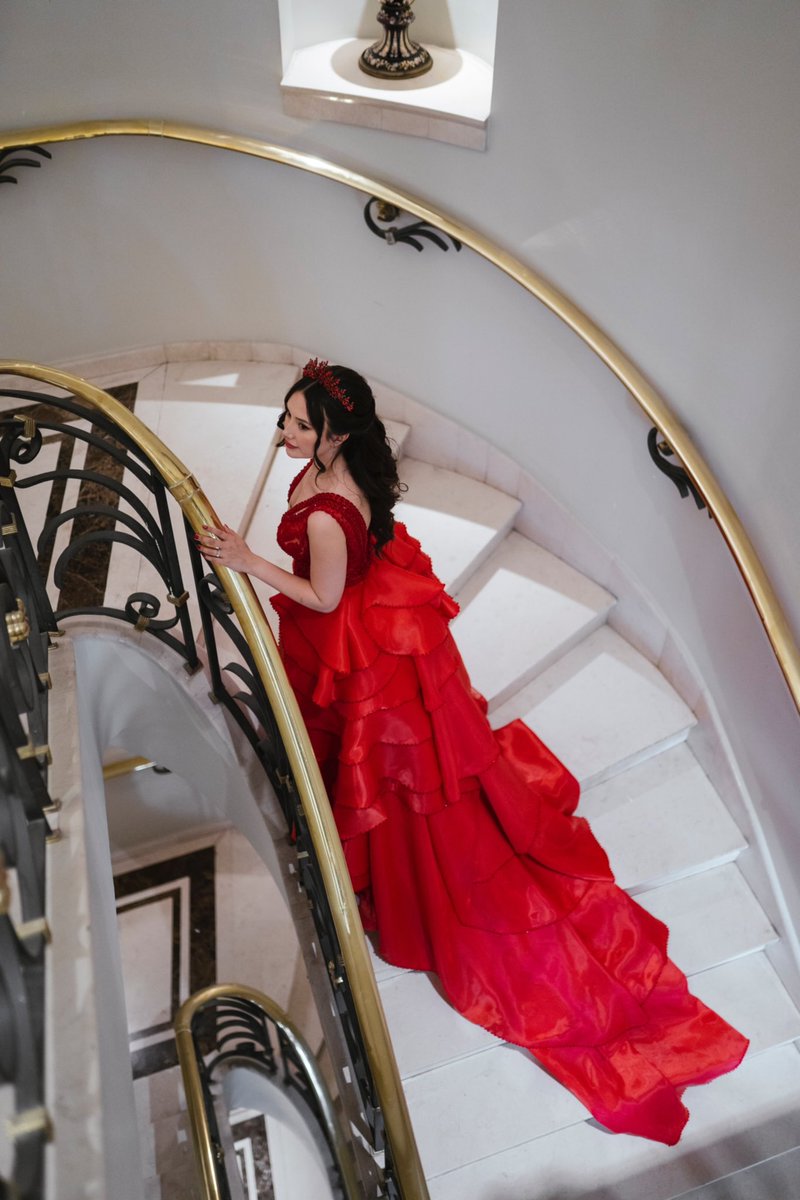 woman in red.💃🏻♥️