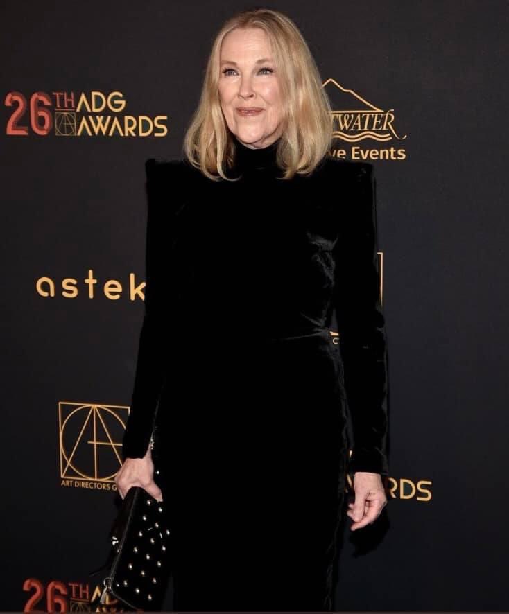 CATHERlNEOHARA's tweet photo. Catherine last night at the 26th Annual Art Directors Guild Awards :) https://t.co/mtf9mi6Ju2