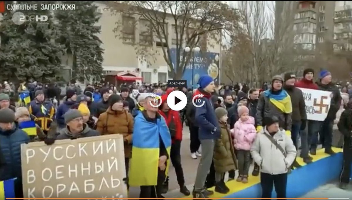 rdidtscke's tweet photo. …und wofür werden in der #Ukraine Hakenkreuze benutzt? 
Demo gegen den russischen Angriff heute in Charkiw. Quelle: Screenshot @heutejournal https://t.co/fI658c8K5h