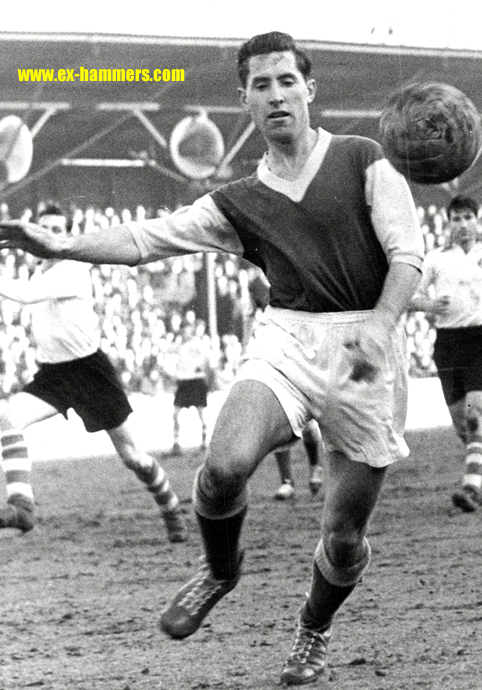 EXHammers's tweet photo. Sad to read that Cork-born Frank O'Farrell (210 1st team apps/7 gls, 1950-56) has died. At 94, he was the oldest living Hammer. One of the founder members of the famous WHU Academy, we interviewed him for EX mag in 2003. A gent. RIP, Frank, and thanks for all you did.
#OFarrell https://t.co/0wTmsLywqz