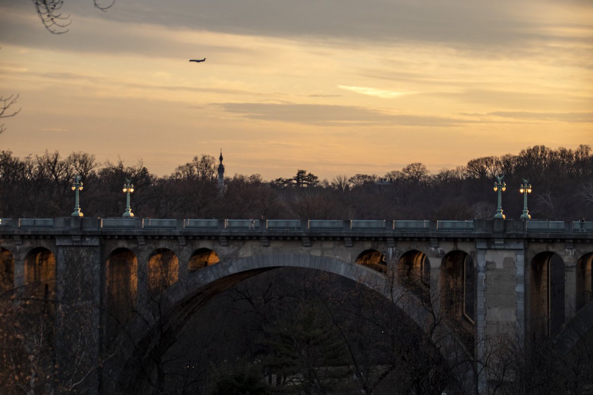 DianeKrauthamer's tweet photo. Golden rush hour sunset overlooking the #TaftBridge from the #DukeEllingtonBridge 🌟 https://t.co/7Vjon2bvDP