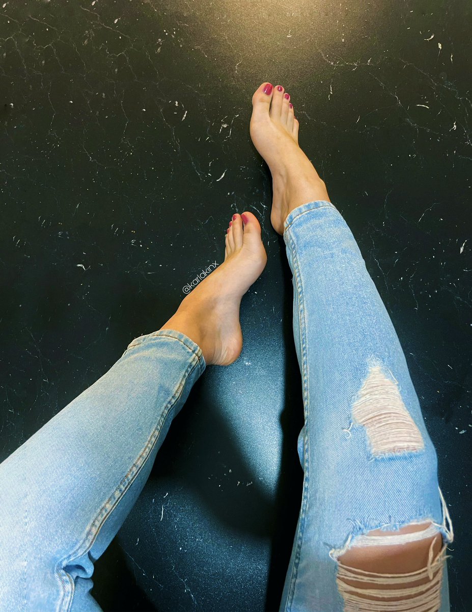 KinxKarla's tweet photo. I'm actually sitting on a table here. So you should come and get your treat 

#feetmodel #prettyfeet #feetworship #feetseller #dmforfeetpics #sexyfeet #longtoes #feetinjeans #feetandjeans #legsandfeet #feetdaily https://t.co/CLWTYKTCIG