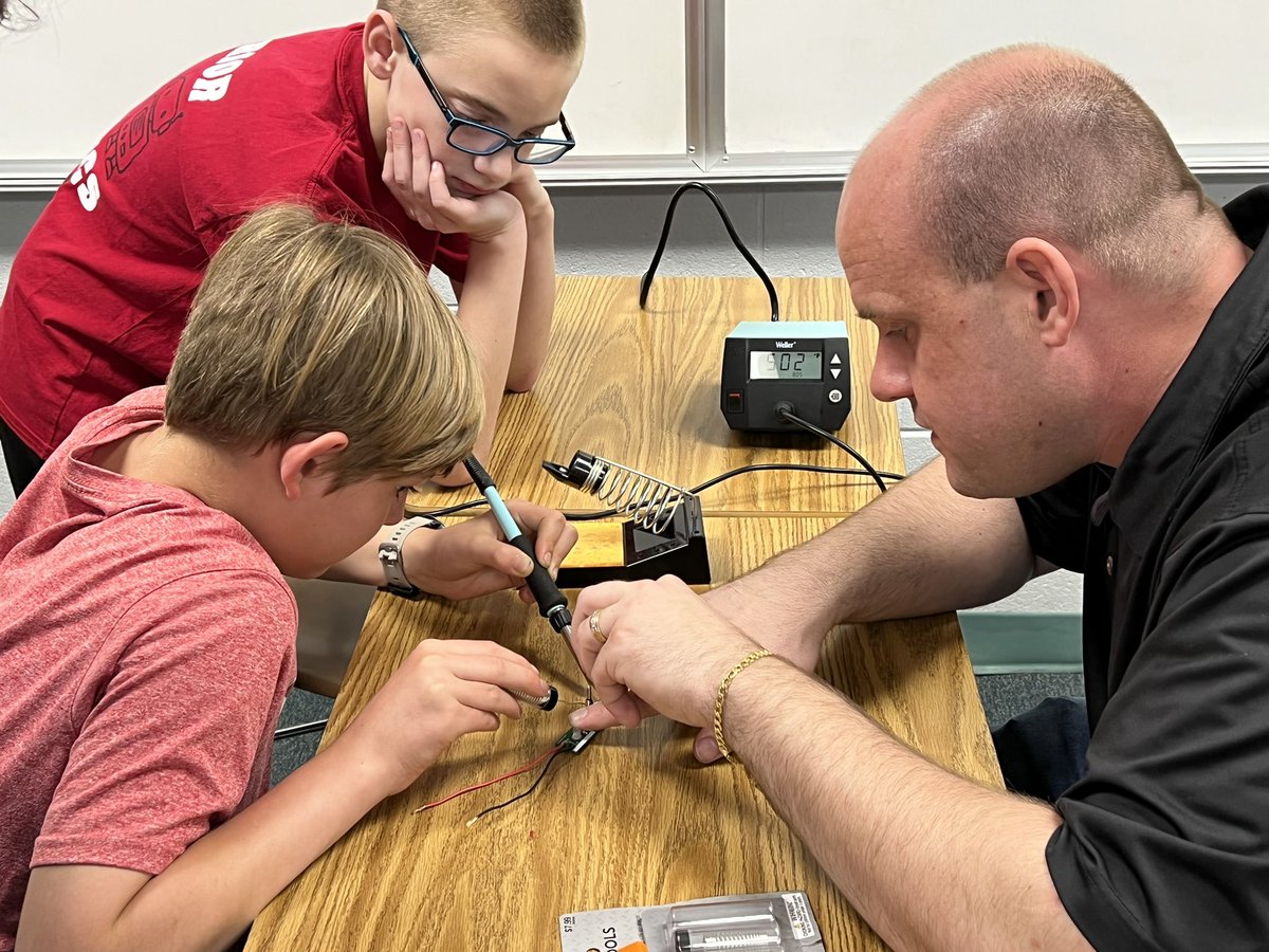 jsms_robotics's tweet image. Solder safety lesson with our 6th grade MATE cohort. #SafetyFirst t@MrDanielWay @KCS_STREAM @KCS_Sevier