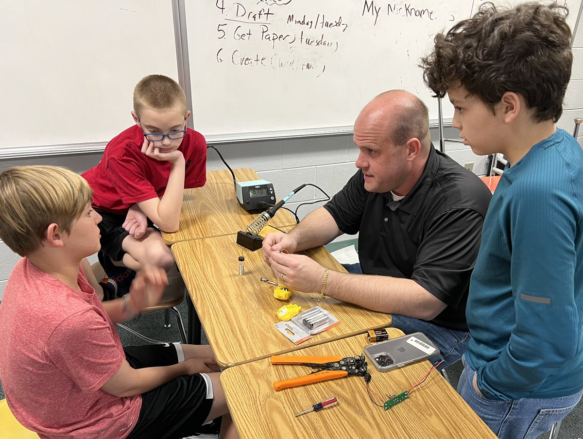 jsms_robotics's tweet image. Solder safety lesson with our 6th grade MATE cohort. #SafetyFirst t@MrDanielWay @KCS_STREAM @KCS_Sevier