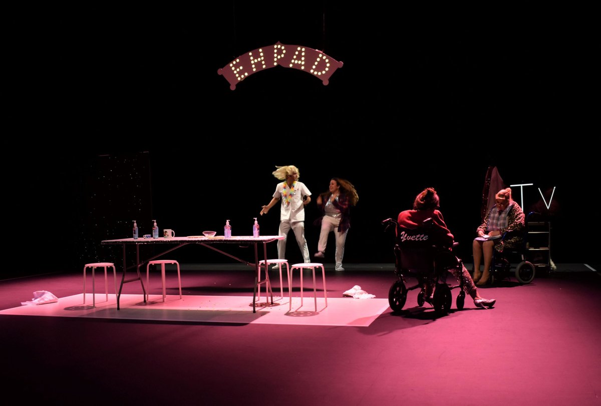 Coup2theatre's tweet photo. L'immersion drôle et touchante dans le quotidien d'un EPHAD. Nous avons aimé "Wonder Woman enterre son papa" au @Belleville_TDB jusqu'au 29 mars. Merci pour la découverte @BureauZef Crédit photos : Mattéa Manicacci https://t.co/yQ9pIGKP8s https://t.co/mwBLNzFfoL