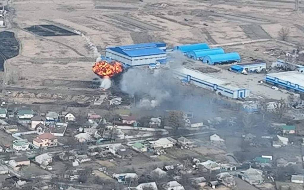 Status7News's tweet image. Artileria ucraineană a înregistrat lovituri directe când a vizat camioane militare rusești în Kozarovici, regiunea Kiev.

Coordonate: 50.7611111, 30.3480556