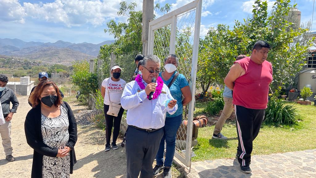 hsanchezlopez's tweet photo. Visitamos la col. #Buenavista, perteneciente al mpio de #SantaMaríaCamotlán, por invitación del edil Hugo Naín Peláez Rojas, y en presencia de los colonos inauguramos una obra de ampliación de la red eléctrica que beneficiará a aprox. 25 familias, gestionada a través del #FSUE. https://t.co/bc90I43vsX