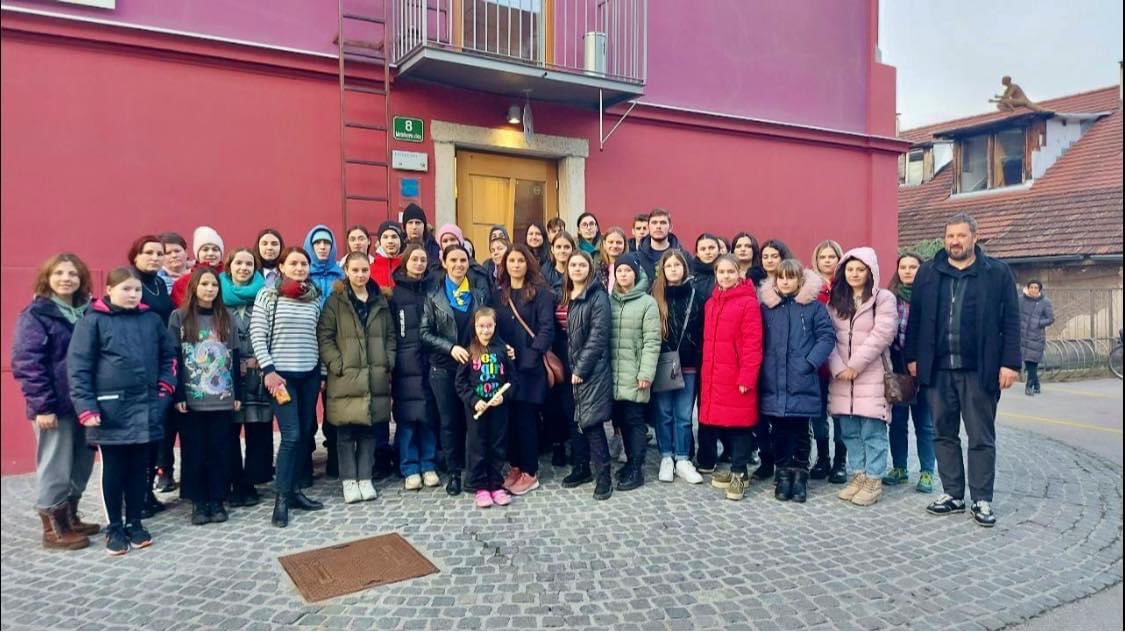 LynivOksana's tweet photo. 💙💛🎶 67 young musicians have arrived now to Ljubljana from different cities of Ukraine. It was one of the most beautiful moment in the last 12 days in my life to see children smiling again! A big 🙏🏻 to our new partners @Slovenian youth orchestra M. Peršuh
#musicforfuture https://t.co/flWqG22u6d
